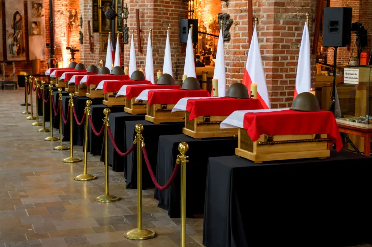 Szczątki żołnierzy poległych na Westerplatte wystawione w kościele św. Brygidy 