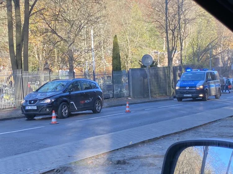 Do wypadku doszło w niedzielę przed południem przy cmentarzu Witomińskim.