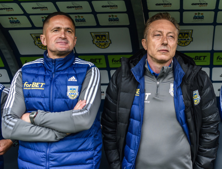 Tomasz Wolak (z lewej) zastępował Ryszarda Tarasiewicza na trenerskiej ławce oraz na konferencji prasowej w meczu z Bruk-Bete, Termaliką Nieciecza. Jego odpowiedzi na pytania dziennikarzy, klub nie opublikował. 