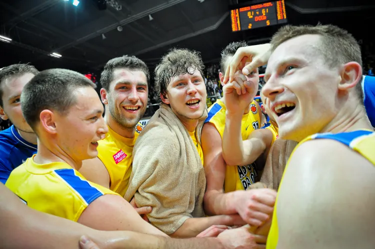 Koszykarze Asseco Prokomu Gdynia cieszą się ze zwycięstwa w derbach Trójmiasta.