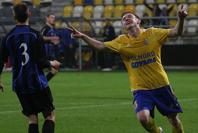 Bartosz Flis po raz drugi w spotkaniu I ligi zdobył 2 bramki. Poprzednio sztuka ta udała mu się w październiku w wygranym przez Arkę 5:2 meczu z Zawiszą Bydgoszcz.