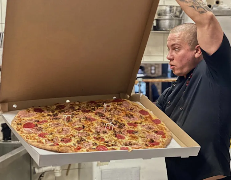 Pizza o średnicy 70 cm w Tam Gdzie Zawsze jest największa w Trójmieście. 