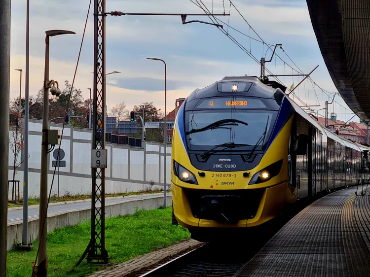 Kilka tygodni temu Urząd Marszałkowski podpisał umowę ze spółką Newag na dostawę 31 nowych pociągów elektrycznych dla Pomorza. 10 z nich miałoby zostać przekazanych spółce SKM.