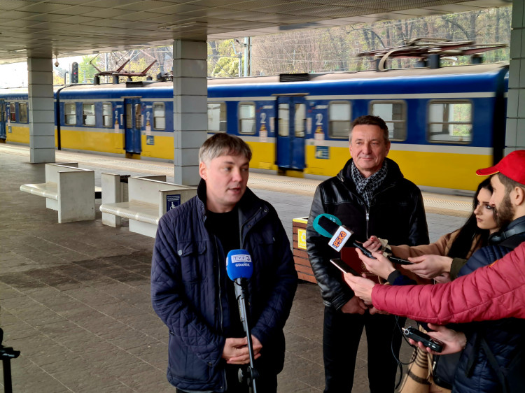 Marshal Leszek Bonna (on the right) explained to journalists on Wednesday that the proposal made to SKM-ce was due to concern for passengers and concern about SKM management's inability to replace worn-out rolling stock.