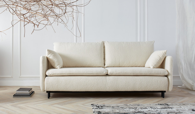 Sofa na indywidualne zamówienie pozwala dopasować mebel do stylistyki i wymiarów wnętrza, dlatego wiele osób decyduje się na takie rozwiązanie.