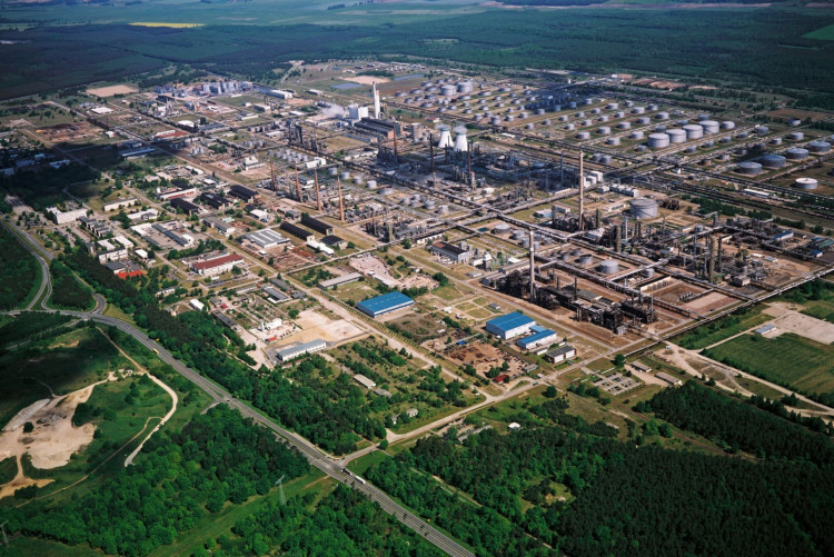 Rafineria Schwedt przerabia głównie ropę naftową z Rosji dostarczaną rurociągiem Przyjaźń.