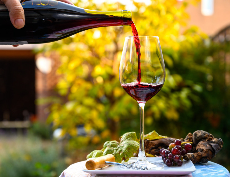 Beaujolais nouveau to młode, lekkie, cierpkie czerwone wino pochodzące z rejonu Beaujolais na północ od Lyonu we Francji. 