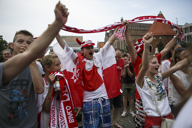 W tym roku kibice nie mogą liczyć na miejskie strefy kibica. Mecze będą mogli oglądać w kinach, pubach czy restauracjach. Czy emocje będą równie gorące jak na zdjęciu, kiedy Polska walczyła ze Szwajcarią o ćwierćfinał Euro 2016?