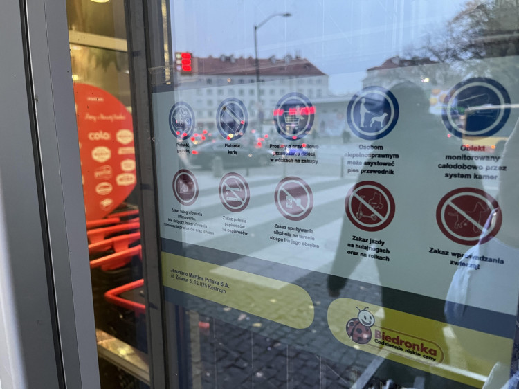 Des informations sur l'interdiction d'introduire des animaux dans le magasin sont disponibles à la porte de chaque point de vente Biedronk. 