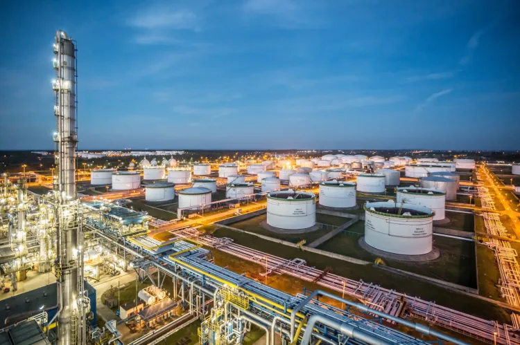 Komisja Europejska miała się nie zgodzić na ograniczenia w zbywaniu udziałów w Rafinerii Gdańskiej przez Saudi Aramco.