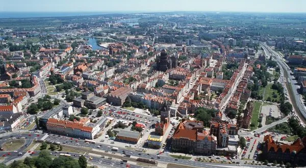 Historyczne śródmieście Gdańska pozbawione jest całkowicie komunikacji miejskiej. Także z tego powodu ten teren zapchany jest samochodami i nie może ożyć.
