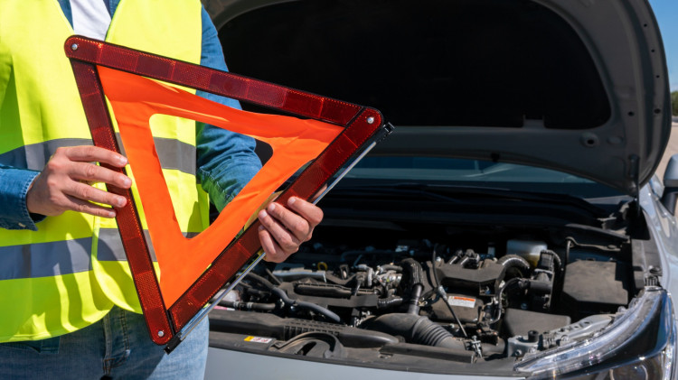 Poprawne rozstawienie trójkąta jest bardzo ważne w kontekście bezpieczeństwa. Wielu kierowców nie wie jednak, jak dobrze ustawić trójkąt odblaskowy. 