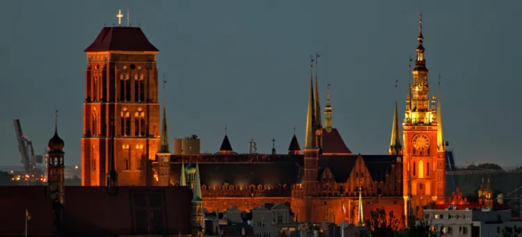 Na zdjęciu iluminacja Bazyliki Mariackiej i Ratusza Głównego Miasta w 2016 r.