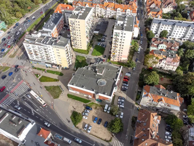 Plac w rejonie DH Jantar (tzw. pl. Grunwaldzki) był rozpatrywany w dwóch wariantach nowej zabudowy.