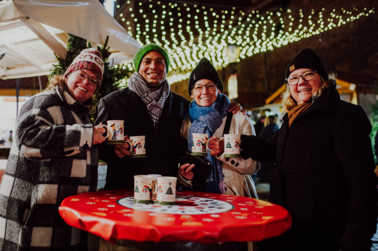 Jarmark Bożonarodzeniowy w Gdańsku przyciąga nie tylko mieszkańców, ale także turystów. Na zdjęciu: goście z Kaliforni.