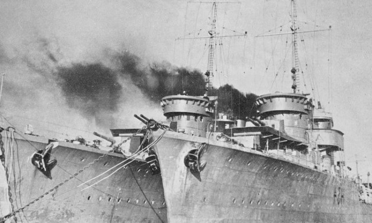 Błyskawica i Grom podczas II wojny światowej, zdjęcie wykonane w jednym z brytyjskich portów.