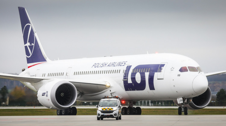 Komercyjne przebazowanie samolotu oznacza, że na pokład będą mogli wejść pasażerowie. Lot dreamlinera z Gdańska do Poznania zaplanowano na wtorek, 20 grudnia.