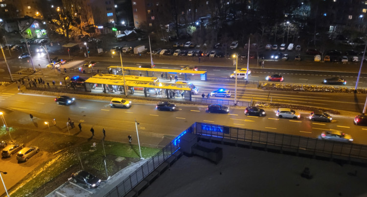 Do wypadku doszło w piątek 25 listopada na przystanku autobusowo-tramwajowym Warneńska.