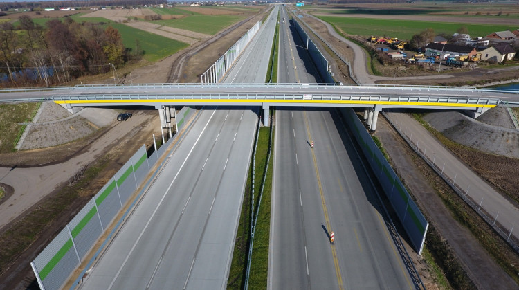 Po oddaniu do użytku nowej jezdni autostrady A1 między Kamieńskiem i Piotrkowem Trybunalskim cała droga z Trójmiasta do granicy z Czechami jest już dwujezdniowa.