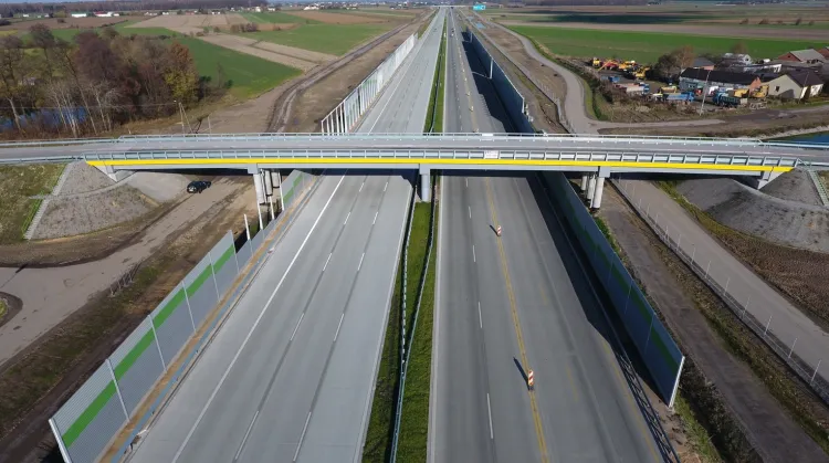 Po oddaniu do użytku nowej jezdni autostrady A1 między Kamieńskiem i Piotrkowem Trybunalskim cała droga z Trójmiasta do granicy z Czechami jest już dwujezdniowa.