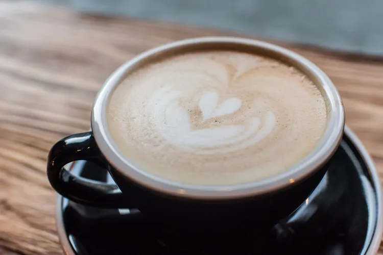 Latte - ten mleczny specjał kawowy podbił podniebienia ludzi na całym świecie. Jest to też jedna z najdroższych kawowych pozycji w kawiarniach i restauracjach.