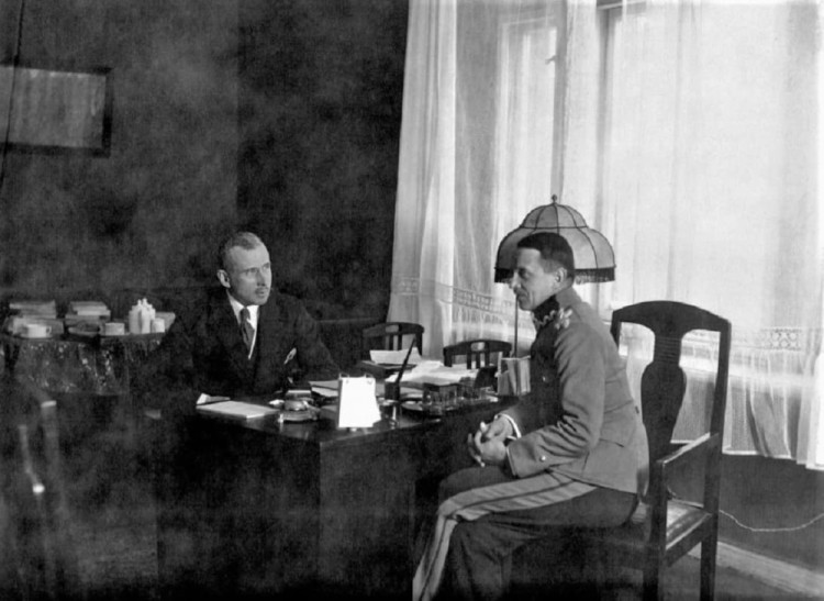 Mieczysław Jałowiecki (z lewej) podczas spotkania z polskim oficerem.