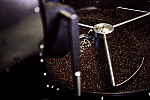 Rzemieślnicza kawa jest prażona w piecach o mniejszej wydajności w niższej temperaturze i znacznie wolniej. Pozwala to wydobyć z niej pełnię aromatu.