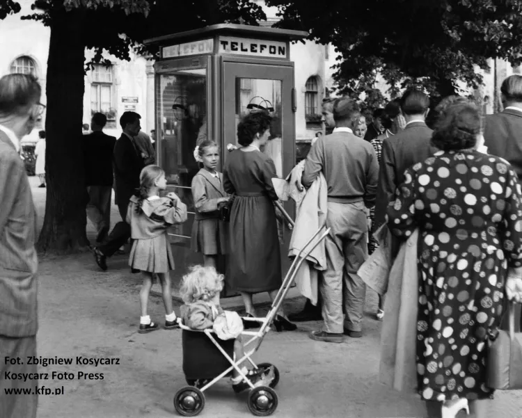 W Sopocie w 1958 r. były czynne tylko 3 budki telefoniczne. W sezonie letnim przed każdą ustawiały się długie kolejki. Na zdjęciu budka na ul. Bohaterów Monte Cassino, niedaleko wejścia na molo. 