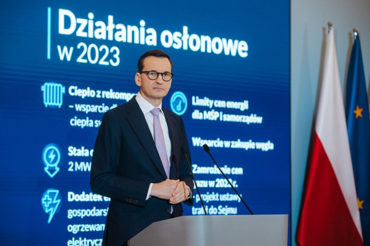 - W Polsce dzięki obniżeniu stawki VAT na żywność z 5 proc.  do 0 w portfelach Polaków zostało łącznie ponad 7,6 mld zł (od 1 lutego 2022 r.) - twierdzi premier Mateusz Morawiecki. 