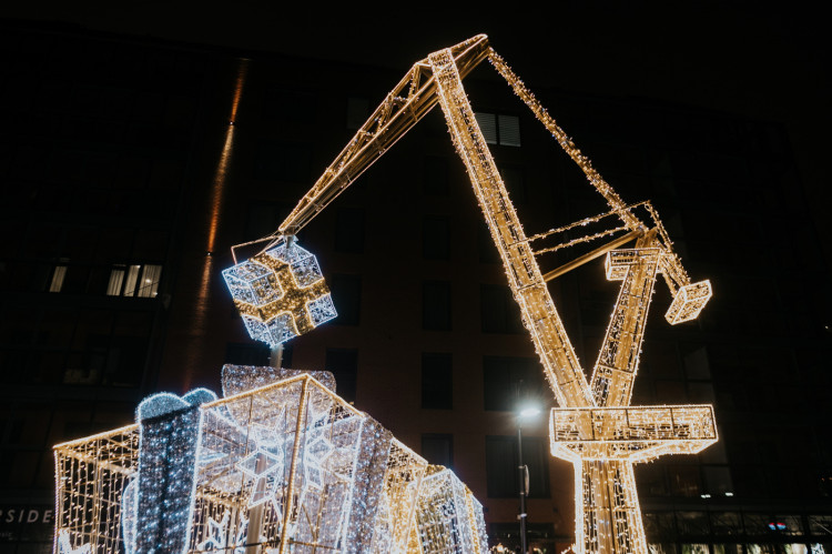 W Trójmieście znów rozbłysną świąteczne iluminacje. Na zdjęciu: Świąteczny dźwig na ul. Stągiewnej w 2020 r.