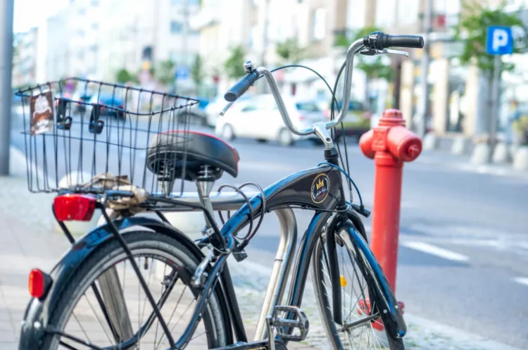 Przypinając rower do stojaka, należy zadbać o prawidłowe jego zabezpieczenie - najlepiej jest objąć zapięciem ramę roweru. Zdjęcie poglądowe z Gdyni.