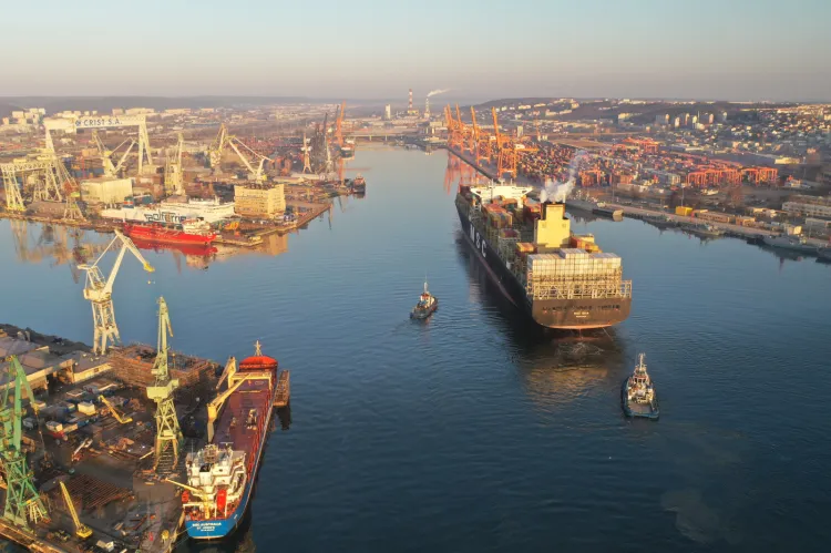 Czy statki z towarami z rosyjskich portów mogą wpływać do polskich portów? Mogą, jeżeli towar nie jest objęty sankcjami i statki je przewożące nie są zarejestrowane pod rosyjską banderą.