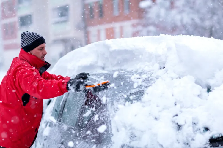 Warto dokładnie odśnieżyć samochód przed wyruszeniem w drogę. Za zalegający na aucie śnieg grozi surowy mandat.