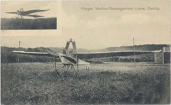 Inżynier Carl Loew na prototypie samolotu dla lotnictwa morskiego, który powstał w Cesarskiej Stoczni w Gdańsku. Prawdopodobnie na polu wzlotów na Zaspie.