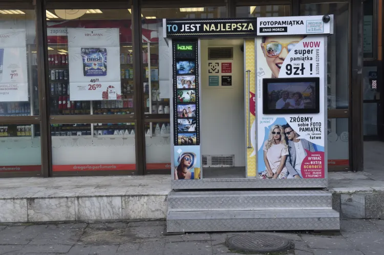 Fotobudki stoją w kilku miejscach na ulicach Trójmiasta. Jedną z nich upodobał sobie 36-latek z Gdyni, który ukradł z maszyny ok. 350 zł.