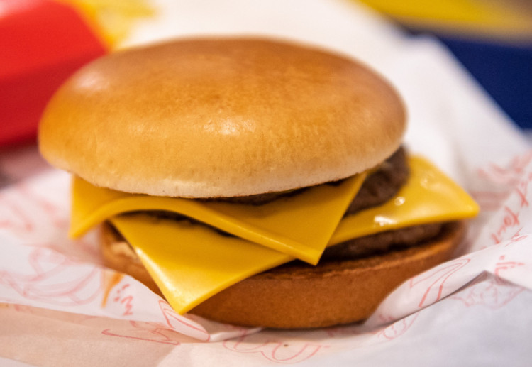 Najpopularniejszą potrawą zamawianą do domu w 2022 roku okazał się cheeseburger.