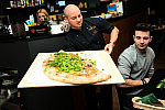 Na zdjęciu: 4-kilogramowa pizza calzone, którą Radim zjadł w 39 minut.