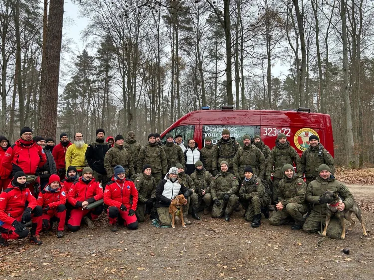 Niecodzienne sceny, które spacerowicze po TPK mogli napotkać w ubiegły weekend, były ćwiczeniami żołnierzy z przeszkolonymi psami ratowniczymi.