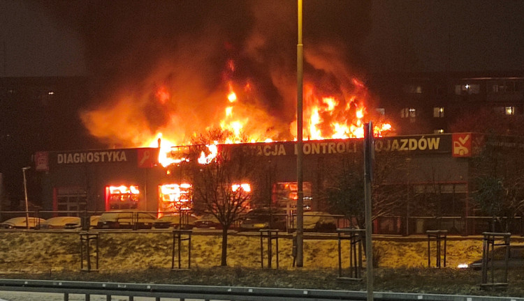 Pożar strawił warsztat samochodowy na Chełmie (03.12.2022).