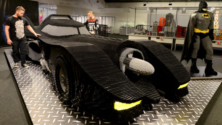 Hitem wystawy jest wykonany z 900 tys. klocków Batmobil.
