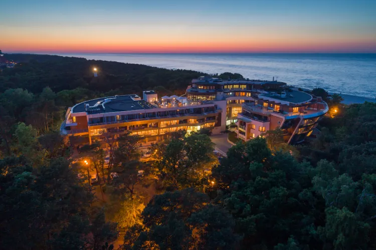 Hotel Dom Zdrojowy Resort & SPA to czterogwiazdkowy obiekt zlokalizowany na Półwyspie Helskim, w centrum malowniczej Jastarni, pomiędzy Zatoką Pucką i otwartym morzem. 
