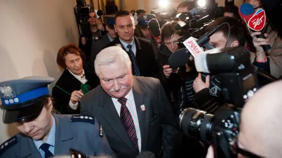 Lech Wałęsa podczas ostatniej wizyty w sądzie, podczas której musiał zmierzyć się z licznym gronem swoich przeciwników.