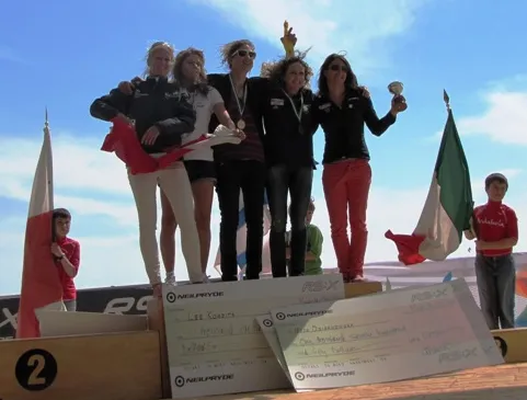 Pięć najlepszych deskarek mistrzostw świata. Pierwsze z lewej Polki: Maja Dziarnowska i Zofia Klepacka-Noceti. 