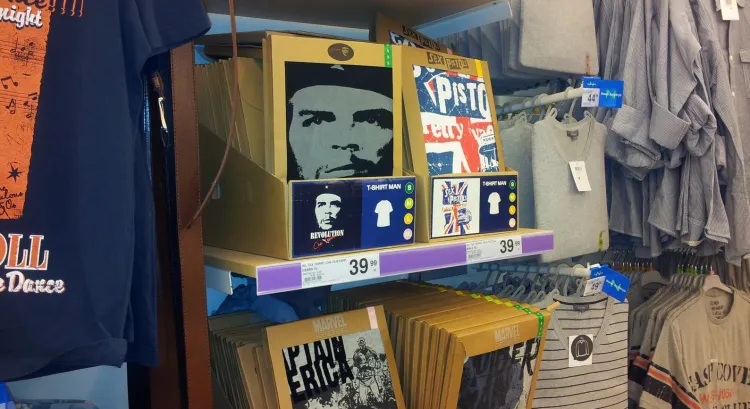 Koszulki z Ernesto Che Guevarrą na półce sklepowej. Czy to już propaganda komunistyczna?