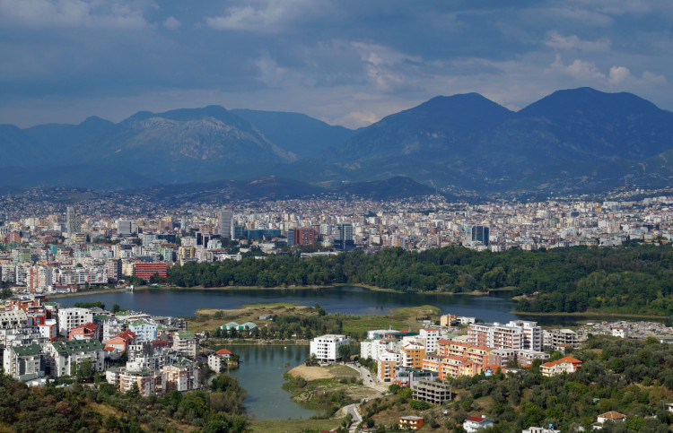 Tirana jest największym miastem w Albanii. Leży godzinę drogi od wybrzeża Adriatyku, miasto otoczone jest wysokimi górami.