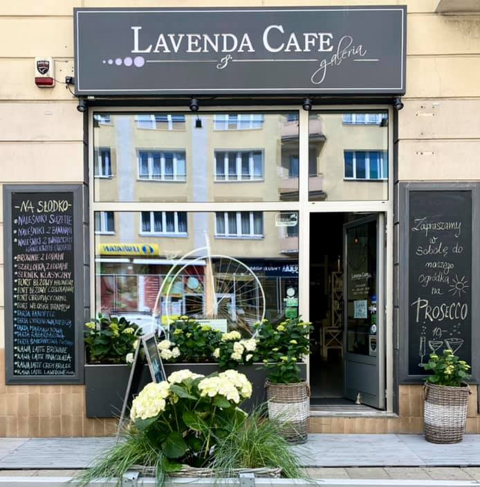 Lavenda Cafe przykłada dużą wagę do własnej tożsamości wizualnej. Nakaz zdjęcia szyldu potraktowano jak odebranie komuś nazwiska. 