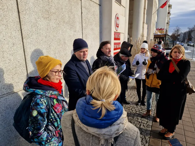 Mieszkańcy kilku dzielnic przyszli w czwartek pod gdyński urząd poprosić władze miasta o pomoc w likwidacji działającej w Kolibkach strzelnicy.