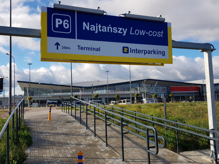 Choć w ostatnim czasie ceny parkowania przy lotnisku w Gdańsku zostały podniesione, to nadal - na tle konkurencji - należą do najniższych w kraju.