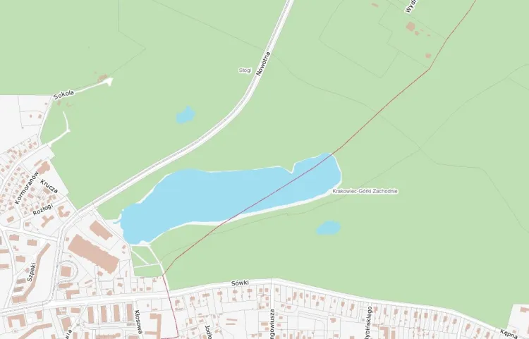 Obecna granica pomiędzy Stogami a Krakowcem-Górkami Zachodnimi poprowadzona przez środek jeziora Pusty Staw.