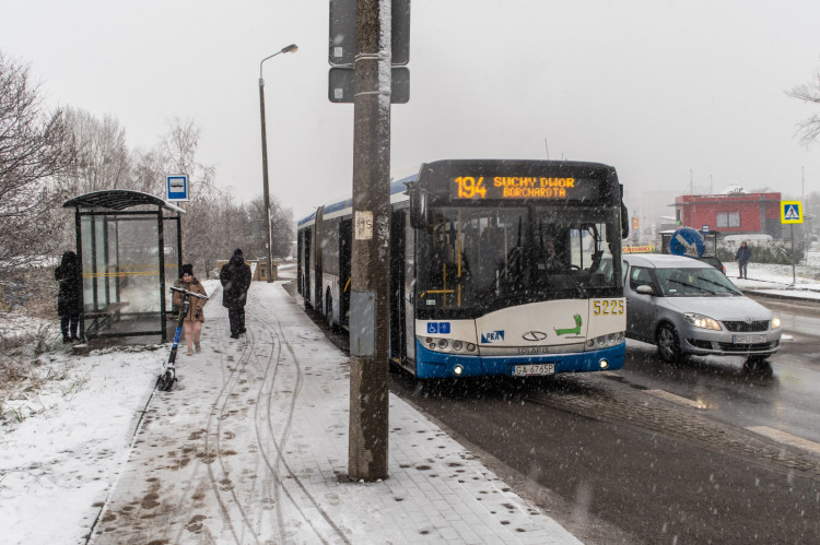 Do incydentu doszło w autobusie linii 194 na przystanku Maciejewicza. 